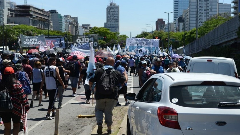Piqueteros marchan contra el re-empadronamiento del Plan Potenciar Trabajo