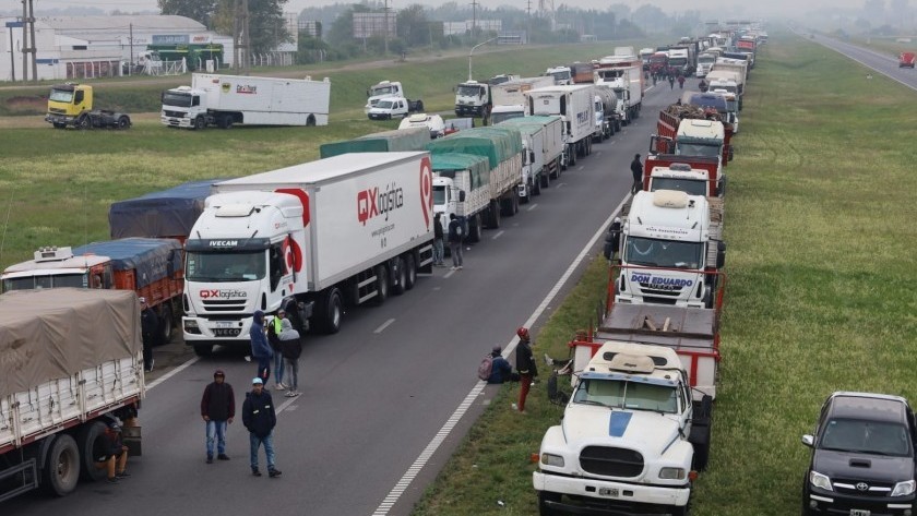 Fleteros: corte del tránsito en la autopista Rosario-Buenos Aires