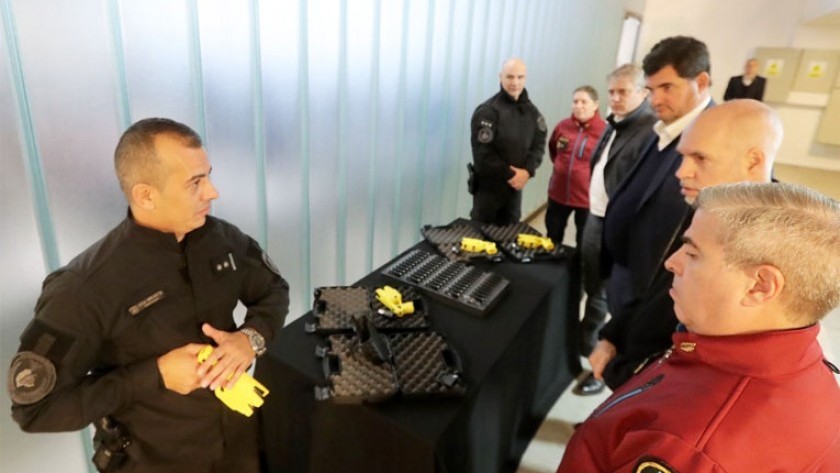 Larreta presentó las taser que se usarán en CABA: 