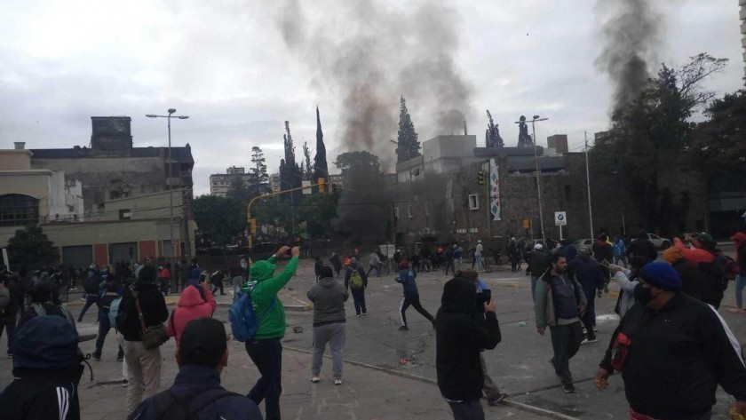 Jujuy: Morales aprobó la nueva Constitución y los manifestantes ingresaron a la Legislatura