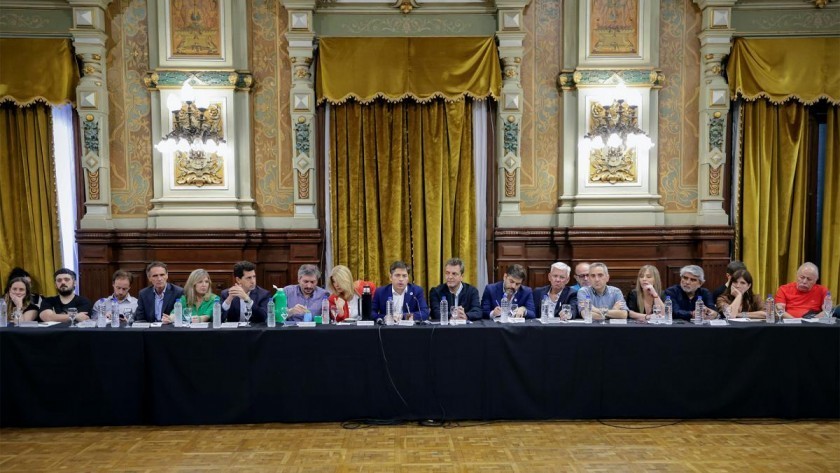 Kicillof, Massa, Máximo Kirchner y 84 intendentes analizaron el impacto del DNU
