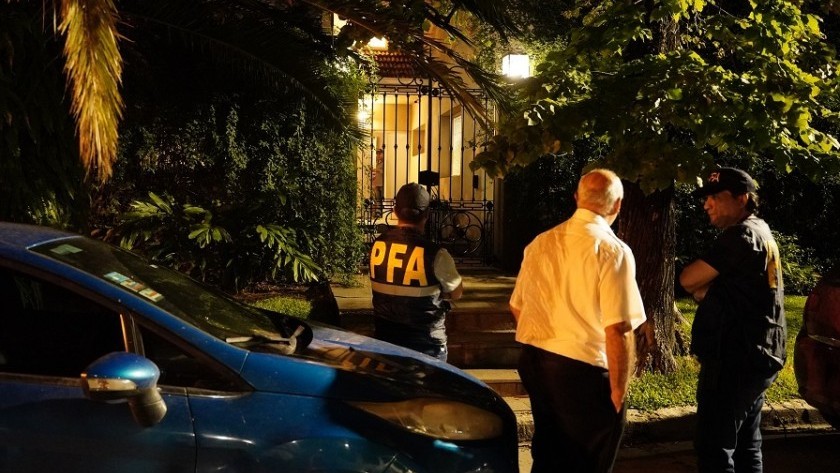 Allanan casas y oficinas de brokers allegados al expresidente Alberto Fernández