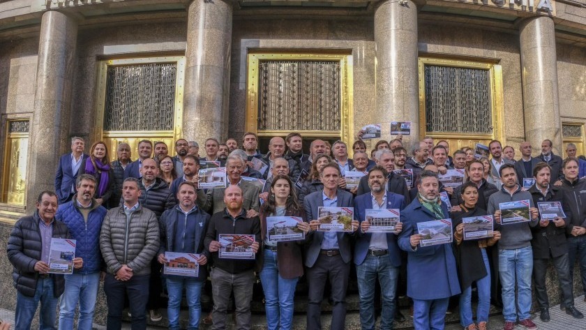 Ministros y 60 intendentes bonaerenses reclamaron fondos para obras públicas en la Provincia