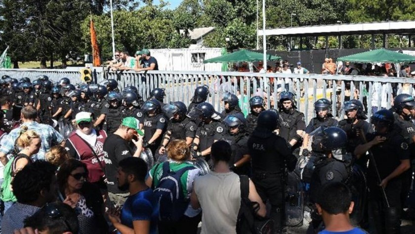 Trabajadores del INTI se concentraron en repudio a los despidos y el cierre de sedes regionales