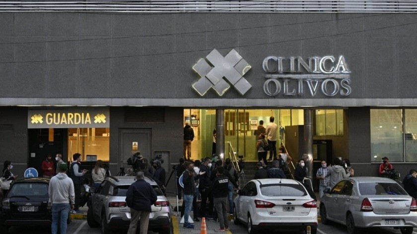 Allanaron la clínica donde habían operado a Maradona