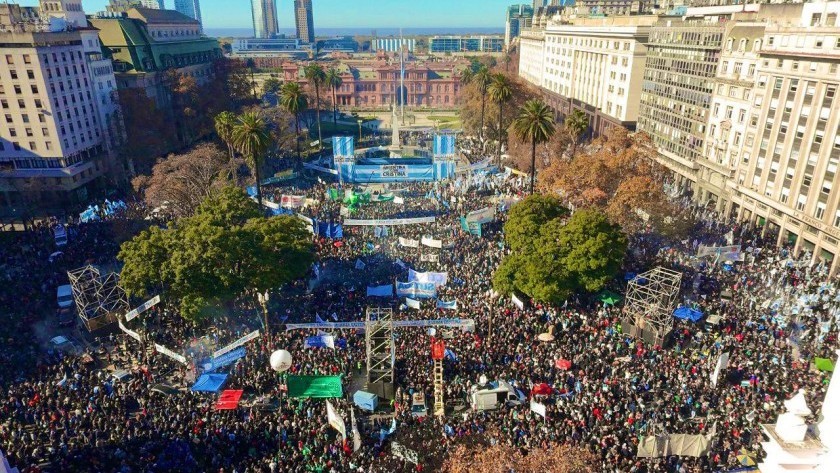 CFK desafió a la Justicia y buscó centralidad en la marcha a Plaza de Mayo